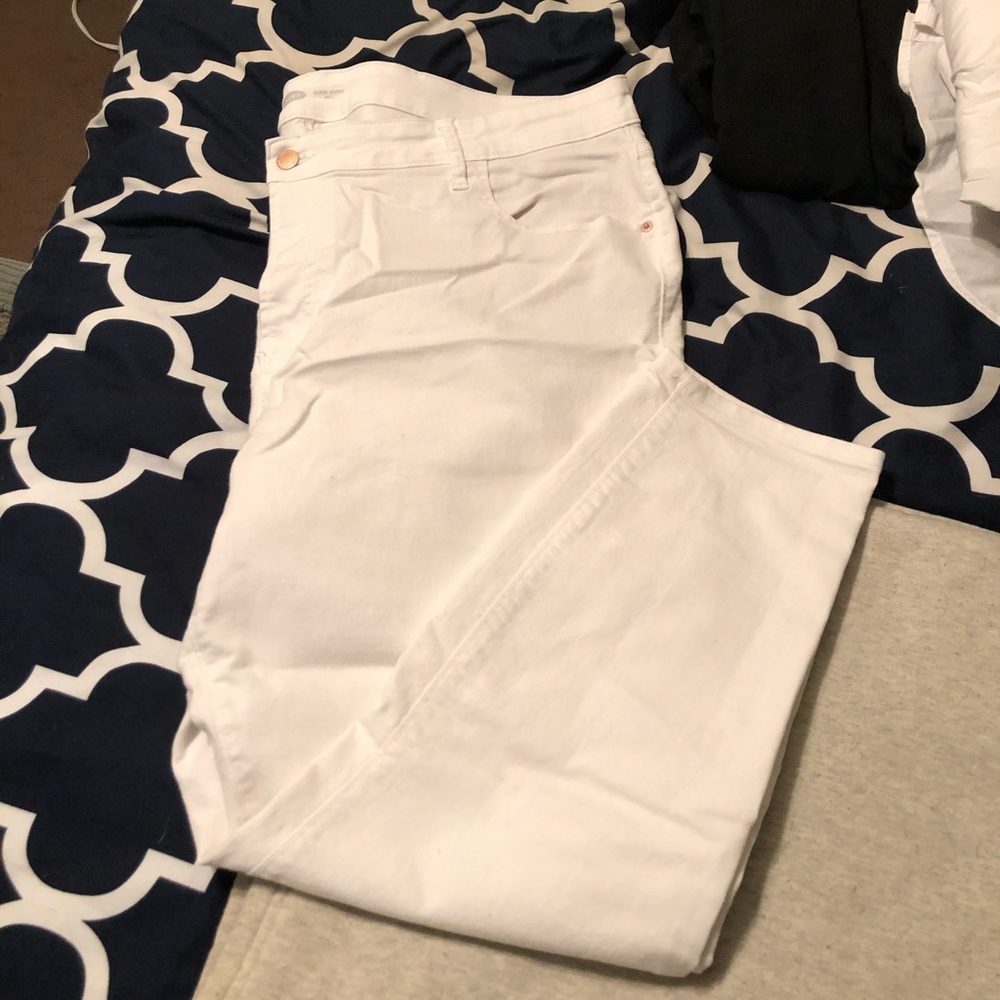 White skinny leg jeans with pockets
